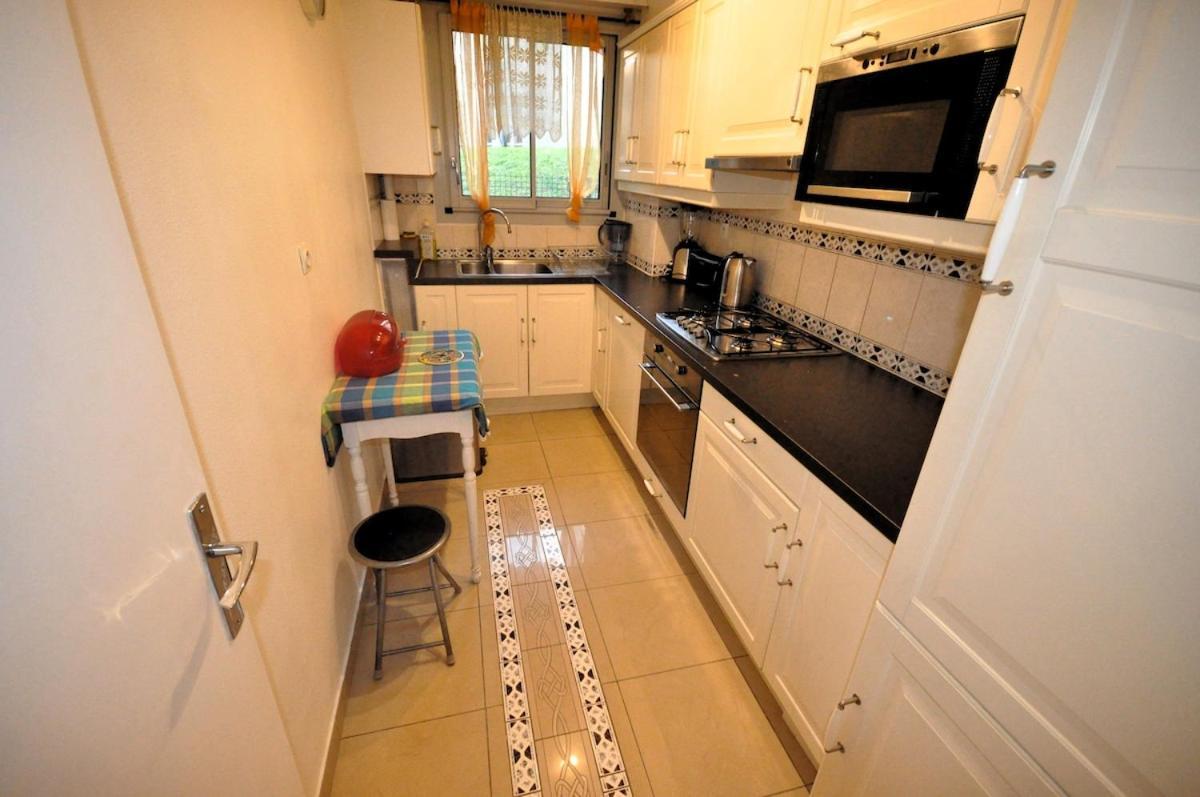 Spacious, Bright With Private Parking * Paris